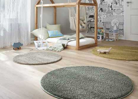 Kinderzimmer mit runden Teppichen