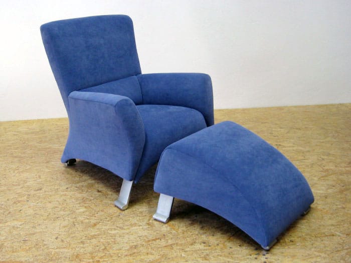 Moderner blauer Sessel mit Fußteil, neu bezogen