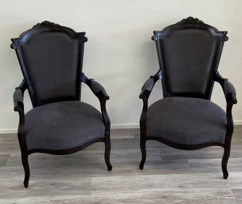 2 schwarze Sessel, neubezogen
