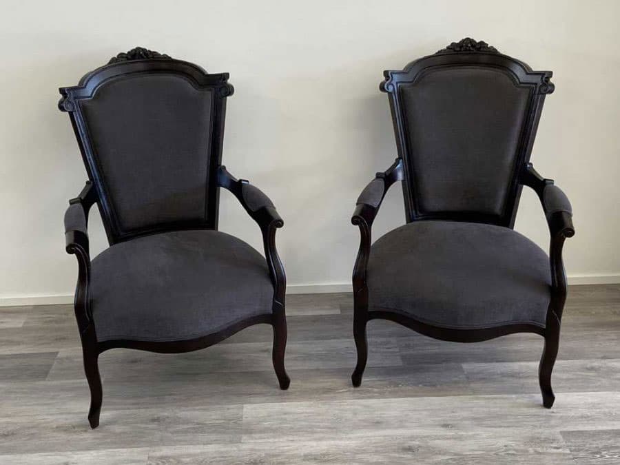 2 schwarze Sessel, neubezogen